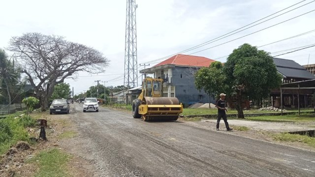 Bantuan Keuangan Pemprov Sulsel Bantu Percepatan Perbaikan Jalan Rusak Berat di Pinrang