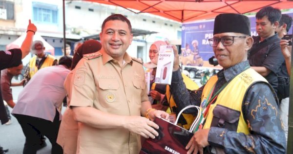 Dorong Transformasi Digital Parkir, Pemkot Makassar Bagikan Smartphone ke Jukir