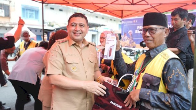 Dorong Transformasi Digital Parkir, Pemkot Makassar Bagikan Smartphone ke Jukir