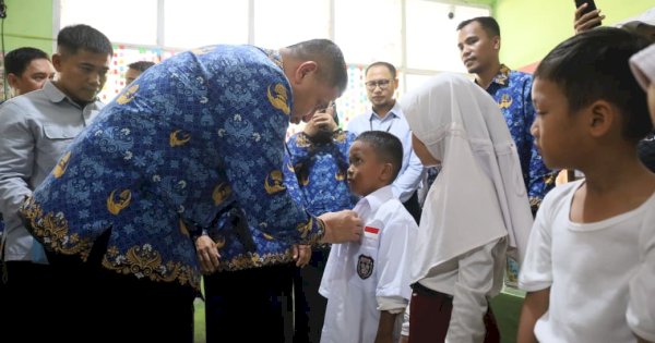 Pemkot Makassar Salurkan Perlengkapan Sekolah Kepada 135 Siswa dan Sisiwi SD