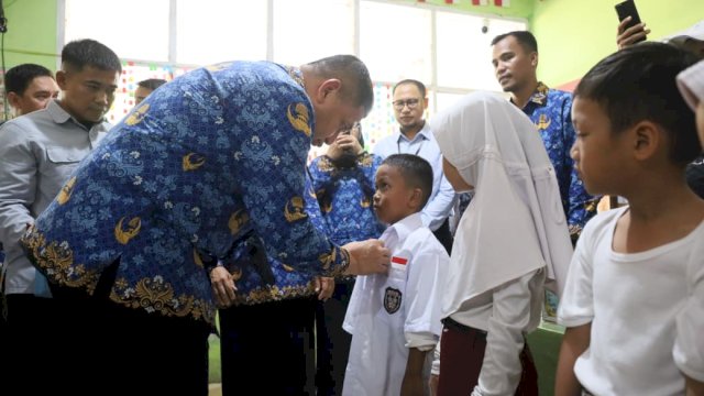 Pemkot Makassar Salurkan Perlengkapan Sekolah Kepada 135 Siswa dan Sisiwi SD