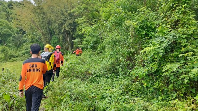 Basarnas Makassar Cari Lansia Yang Hilang di Hutan Desa Manuju Kabupaten Gowa