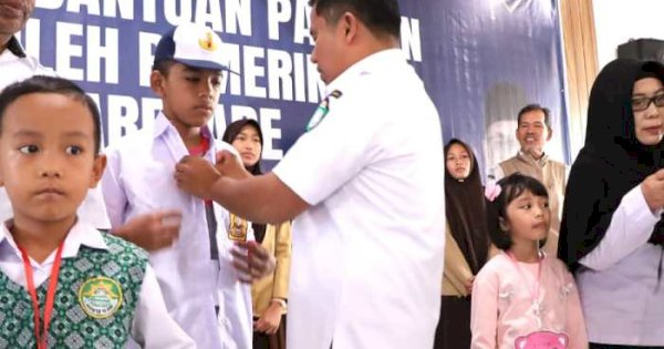 Beri Bukti, Wali Kota Parepare Serahkan Bantuan Seragam Gratis ke Siswa SD dan SMP