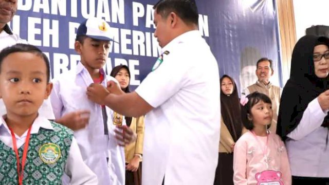 Beri Bukti, Wali Kota Parepare Serahkan Bantuan Seragam Gratis ke Siswa SD dan SMP