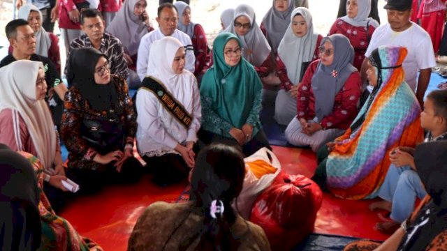 Bunda PAUD Parepare Serahkan Langsung Bantuan ke Korban Kebakaran di Soreang