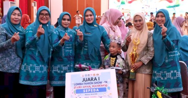 Ketua PKK Hadiri Penutupan Hari Anak Nasional 2025, Anak Parepare Raih Juara Fashion Show