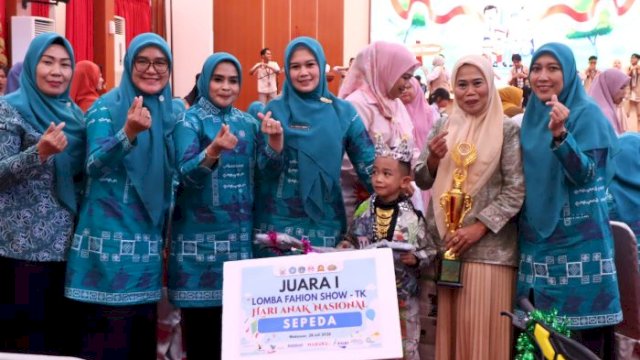 Ketua PKK Hadiri Penutupan Hari Anak Nasional 2025, Anak Parepare Raih Juara Fashion Show