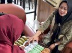 HUT 418 Makassar, Pelayanan Disdukcapil Dibalut Pakaian Adat dan Suguhan Kue Tradisonal