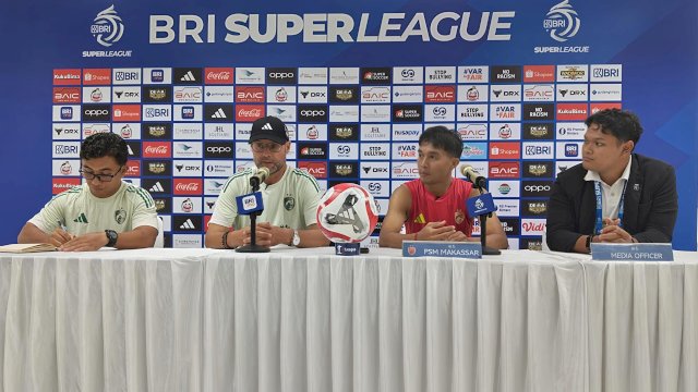 Pelatih PSM Makassar, Tomas Trucha (kiri kedua) saat sesi konferensi pers, Sabtu (8/11/2025) jelang menghadapi Dewa United, di pekan 12 Super League 2025-2026 di Banten Internasional Stadium, pada Minggu (9/11) 2025). (foto: Official PSM Makassar) 