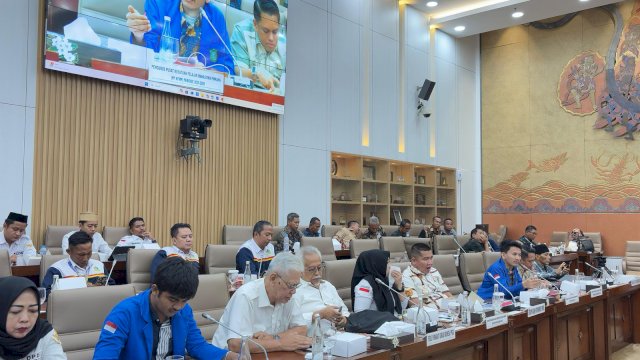 Kesatuan Pelajar Mahasiswa Pinrang Bawa Cerita Pensiunan Korban Kredit Fiktif ke DPR RI di Jakarta