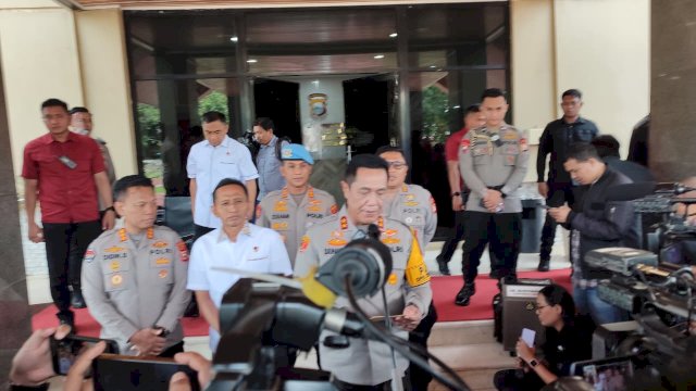 Kapolda Sulsel, Irjen Pol Djuhandhani Rahardjo Puro saat pres konferens di Mapolda Sulsel, Rabu (19/11/2025). 