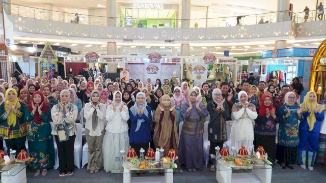 Dekranasda Kota Makassar Raih Juara 2 Parade Wastra di Penutupan Expo Kreatif Andalan 2025