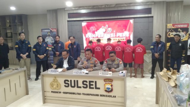 Polda Sulsel saat merilis 6 tersangka pembakaran saat terjadi tawuran dan mengakibatkan 13 rumah terbakar di Kecamatan Tallo, Makassar. 