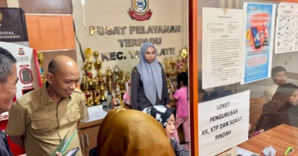 Pastikan Layanan Dekat dan Cepat Untuk Warga, Sekdis Dukcapil Makassar Tinjau Layanan Kependudukan di Kecamatan