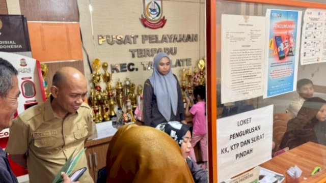 Pastikan Layanan Dekat dan Cepat Untuk Warga, Sekdis Dukcapil Makassar Tinjau Layanan Kependudukan di Kecamatan