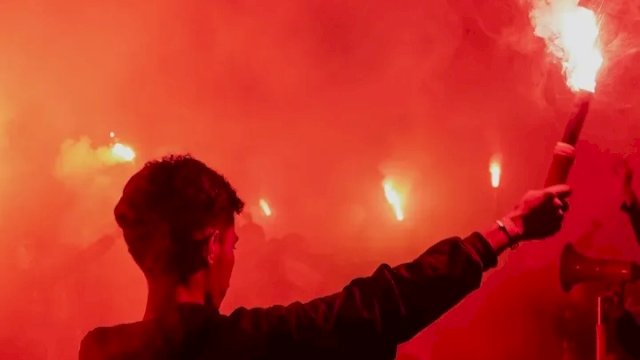 Salah satu suporter menyalakan flare usai laga PSM Makassar kontra Madura United yang bertepatan hari jadi PSM ke 110 tahun. (foto: PSM Makassar) 