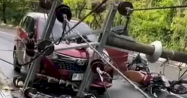 Tiang Listrik Roboh di Jalan Metro Tanjung Bunga Makassar, Timpa Mobil hingga Motor 