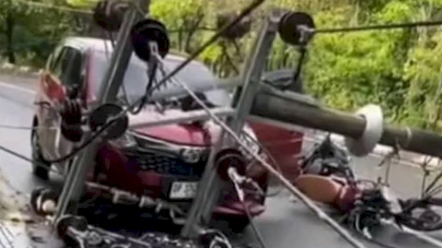 Penampakan tiang listrik beton tumbang dan menimpah mobil dan motor di Jalan Metro Tanjung Bunga, Makassar pada Kamis (20/11/2025). (foto: Tanggakapn Layar Video Viral) 