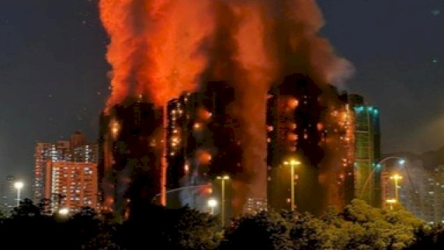 Kebakaran dahsyat di beberapa gedung apartemen Hong Kong pada Rabu (26/11/2025). (AFP/Yan Zhao)