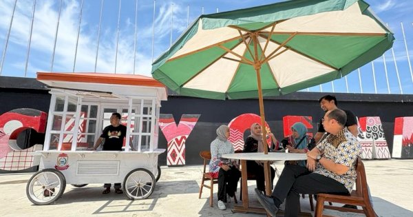 Dispar Makassar Serahkan 25 Gerobak Pisang Epe ke Pedagang do Pantai Losari