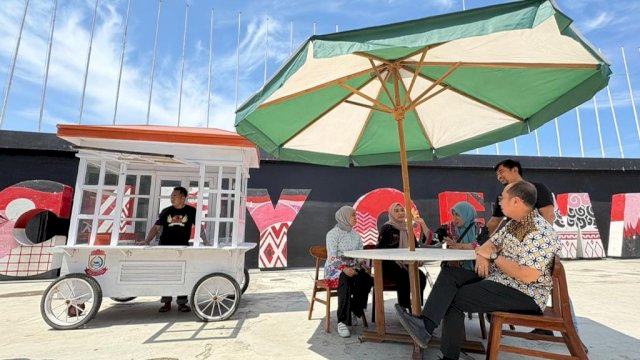 Dispar Makassar Serahkan 25 Gerobak Pisang Epe ke Pedagang do Pantai Losari