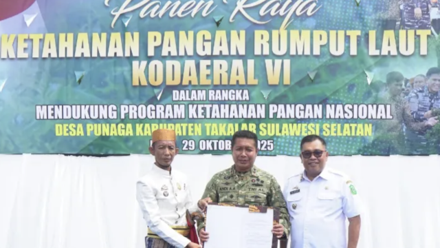 Bupati Takalar Bersama Koderal VI Panen Raya Rumput Laut di Desa Punaga