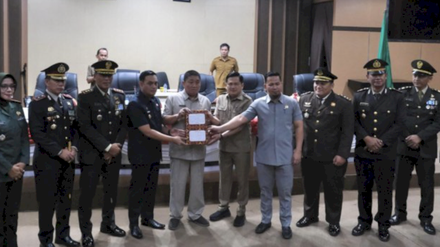 Wakil Wali Kota Parepare Serahkan Ranperda Perubahan APBD 2025 ke DPRD