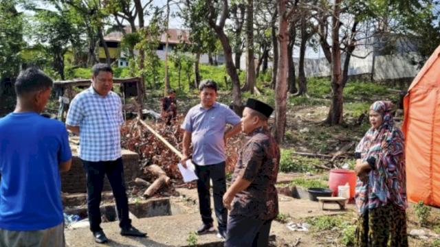 Direktur PAM Tirta Karajae Berikan Sambungan Air Gratis Korban Kebakaran