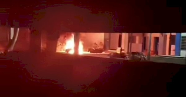 2 Kelompok Mahasiswa UNM Saling Serang, Sejumlah Kendaraan Hangus Terbakar