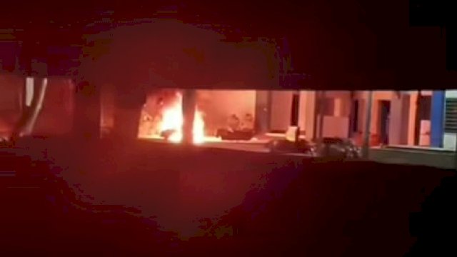 Rekaman amatir memperlihatkan kendaraan roda dua terbakar saat terjadi bentrokan antara dia kelompok mahasiswa UNM Parangtambung, pada Rabu malam (5/11/2025). (Dok. Istimewa) 