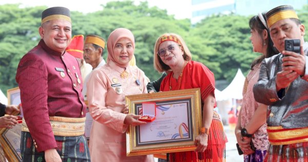 Munafri-Aliyah Berbagi Bantuan Pendidikan hingga Penghargaan di Upacara HUT Kota Makassar ke-418