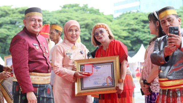 Munafri-Aliyah Berbagi Bantuan Pendidikan hingga Penghargaan di Upacara HUT Kota Makassar ke-418