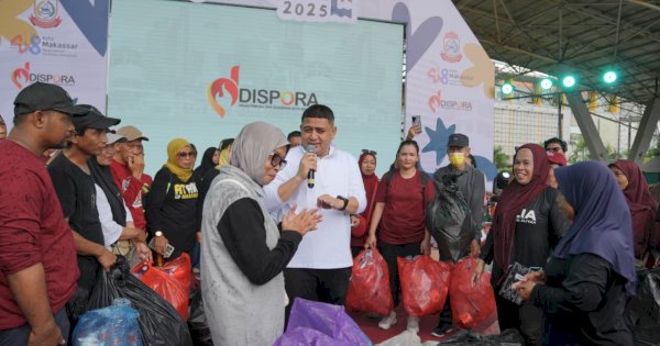 Jalan Santai Sambil Pungut Sampah, Cara Munafri Edukasi Masyarakat Jaga Kebersihan Kota