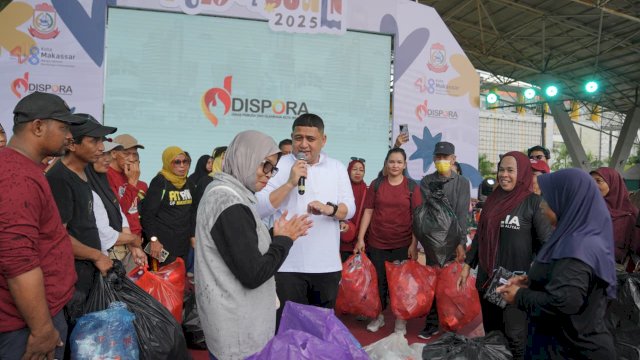 Jalan Santai Sambil Pungut Sampah, Cara Munafri Edukasi Masyarakat Jaga Kebersihan Kota