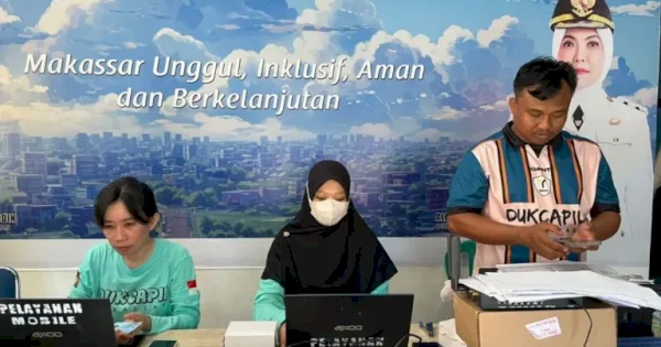 Penampakan Warga Padati Layanan Jemput Bola Disdukcapil Makassar di Pulau Barrang Lompo