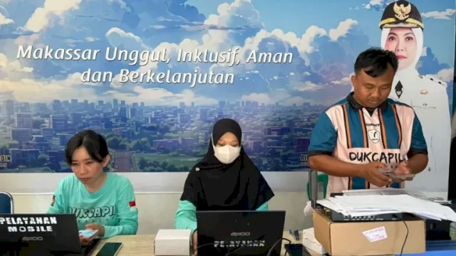 Penampakan Warga Padati Layanan Jemput Bola Disdukcapil Makassar di Pulau Barrang Lompo