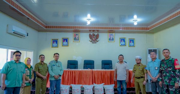 PT Vale Salurkan Bantuan 617 Sak Pupuk ke Petani Huko-Huko