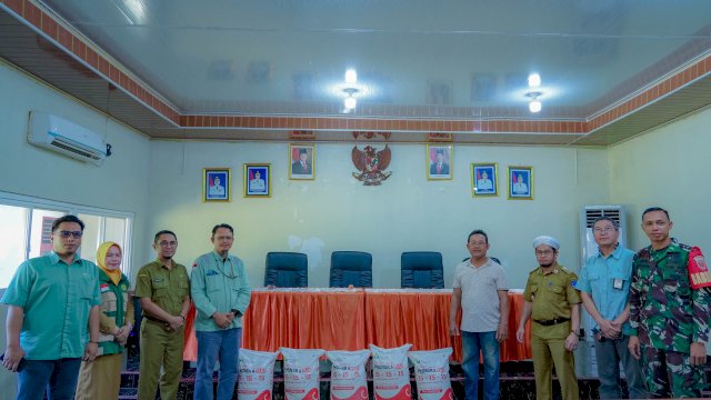 PT Vale Salurkan Bantuan 617 Sak Pupuk ke Petani Huko-Huko