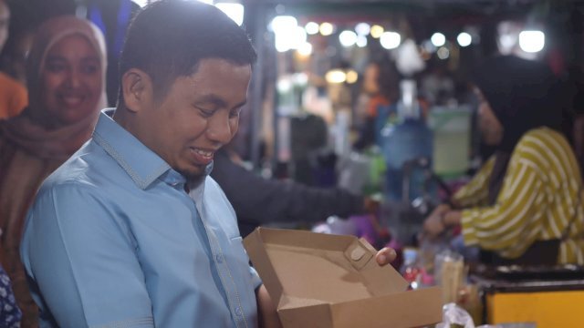 Tasming Hamid Sambangi Tenant UMKM di Car Free Night