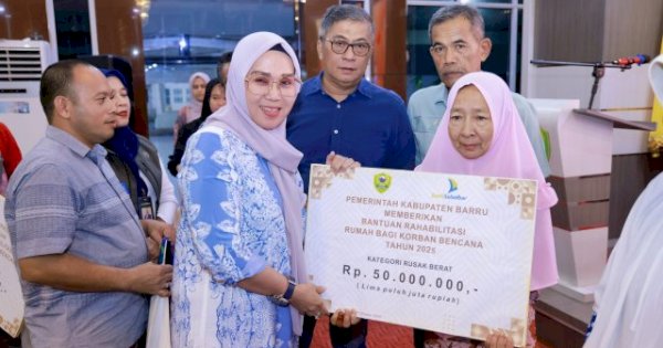 Bupati Barru Serahkan Bantuan Perbaikan Rumah untuk Warga Terdampak Bencana