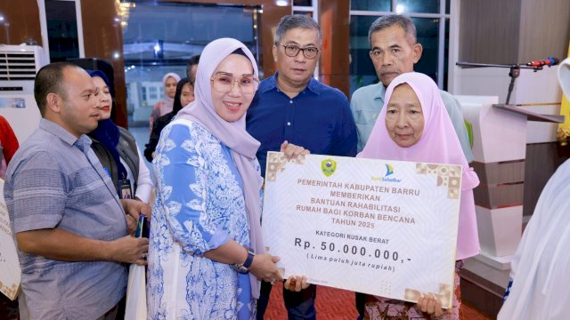 Bupati Barru Serahkan Bantuan Perbaikan Rumah untuk Warga Terdampak Bencana