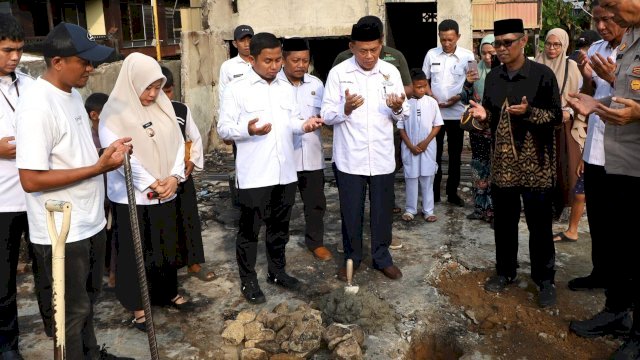 Wali Kota Tasming Hamid Serahkan Bantuan Rumah Layak Huni untuk Korban Kebakaran