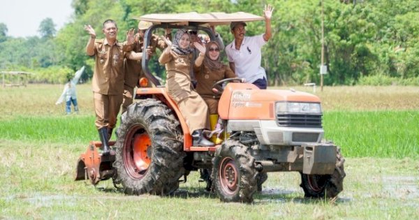 Turun Sawah di Cilellang, Bupati Andi Ina Tegaskan Pentingnya Kelola Bantuan Pertanian Secara Tepat
