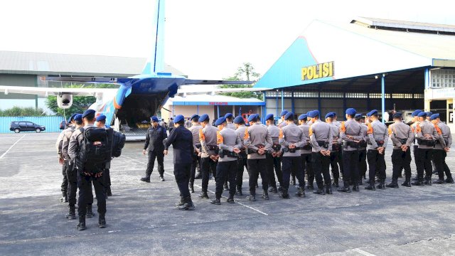 Polri Kerahkan Pesawat CN dan Fokker untuk Distribusi Logistik ke Aceh, Sumut, dan Sumbar