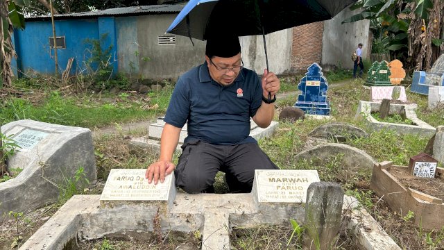 Ketua DPW PKS Sulsel Anwar Faruq Ziarah ke Makam Almarhumah Ibunda, Kenang Pesan Ketulusan dan Pelayanan untuk Umat