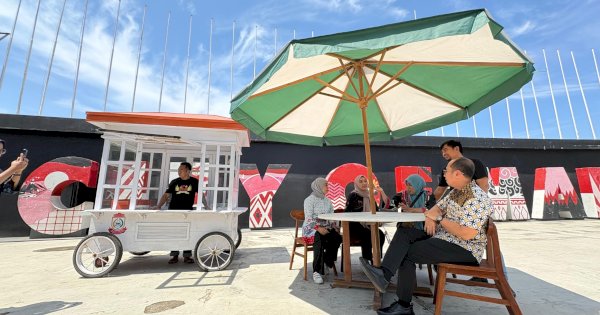 Kuliner Ikonik Makassar Diperkuat, Pemkot Percantik Gerobak Pisang Epe di Losari untuk 80 UMKM