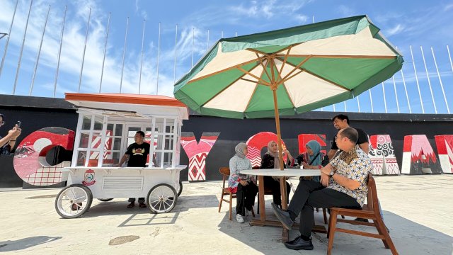 Kuliner Ikonik Makassar Diperkuat, Pemkot Percantik Gerobak Pisang Epe di Losari untuk 80 UMKM