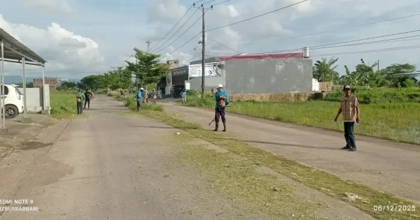 Meski Hari Libur, Petugas Kebersihan Sisir Jalan Depan Kantor KPU Takalar