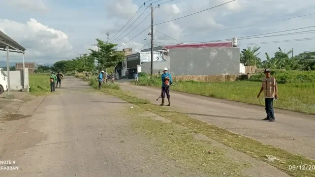 Meski Hari Libur, Petugas Kebersihan Sisir Jalan Depan Kantor KPU Takalar