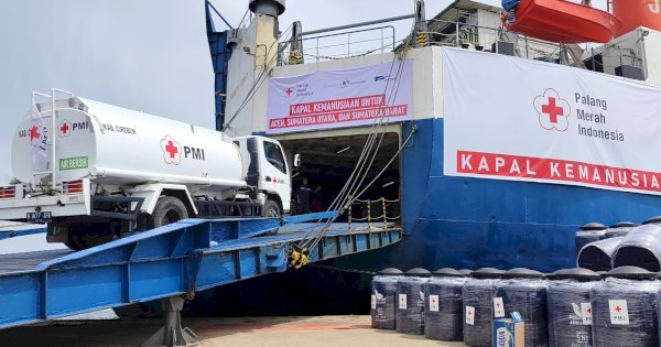PMI Berangkatkan Kapal Kemanusiaan Bawa 60 Tangki Air dan Bantuan Logistik ke Aceh, Sumut, dan Sumbar